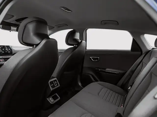 2025 Kia K4 EX premium comfort, advanced safety suite, bold colo - Photo 7