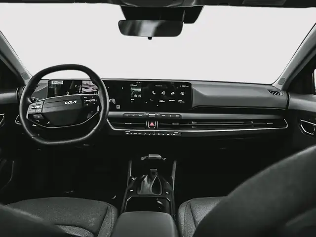 2025 Kia K4 EX premium comfort, advanced safety suite, bold colo - Photo 8