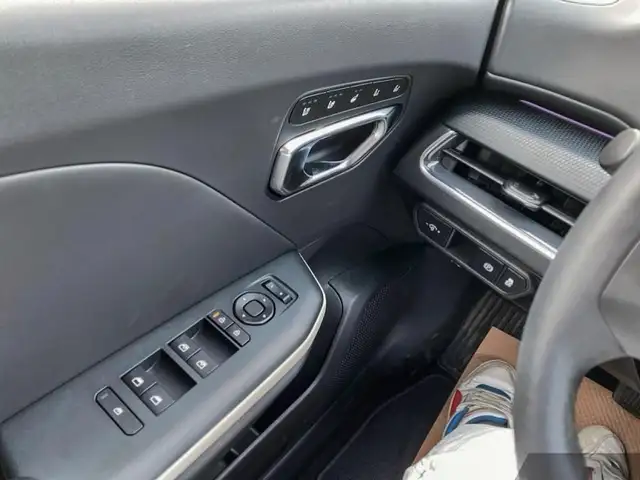 2025 Kia K4 GT-Line Turbo Limited premium feel, sporty edge, tur - Photo 11