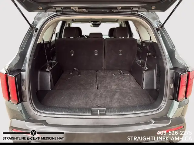 2021 Kia Sorento LX Premium 3-row comfort, spacious interior and - Photo 6
