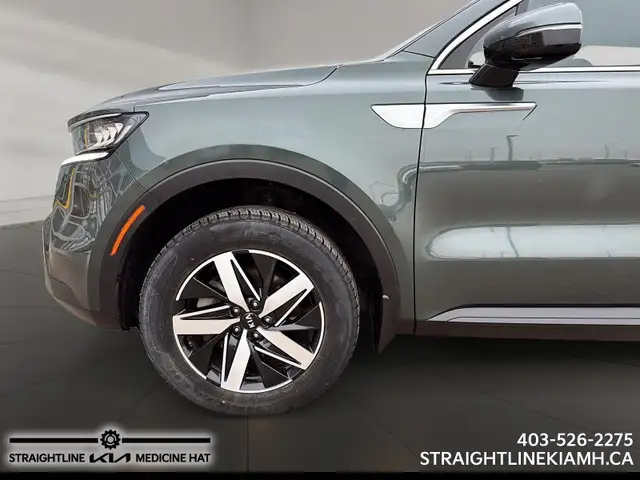 2021 Kia Sorento LX Premium 3-row comfort, spacious interior and - Photo 7