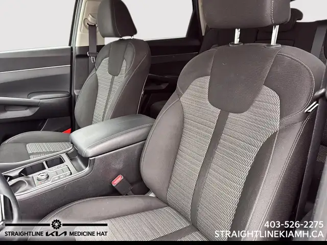 2021 Kia Sorento LX Premium 3-row comfort, spacious interior and - Photo 9