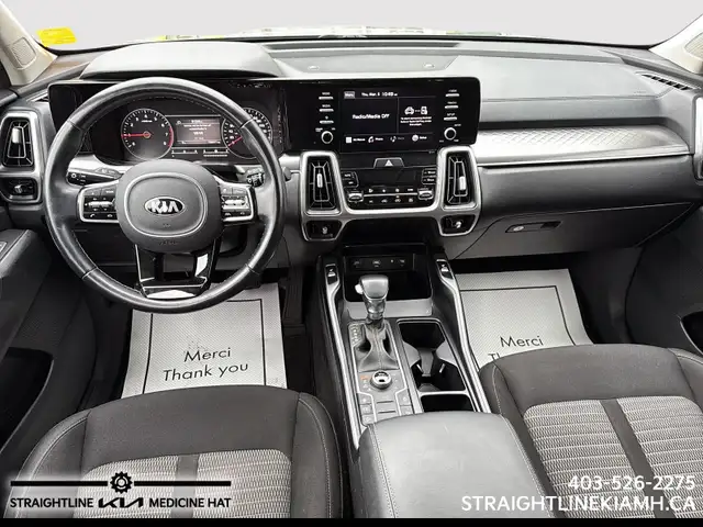 2021 Kia Sorento LX Premium 3-row comfort, spacious interior and - Photo 10