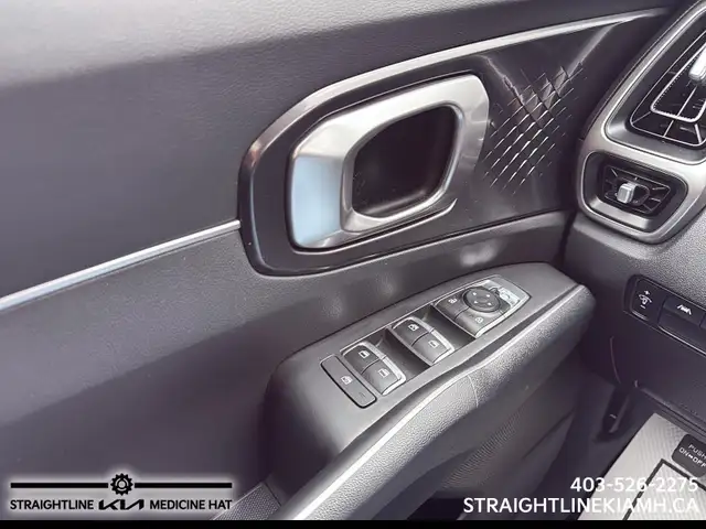2021 Kia Sorento LX Premium 3-row comfort, spacious interior and - Photo 11