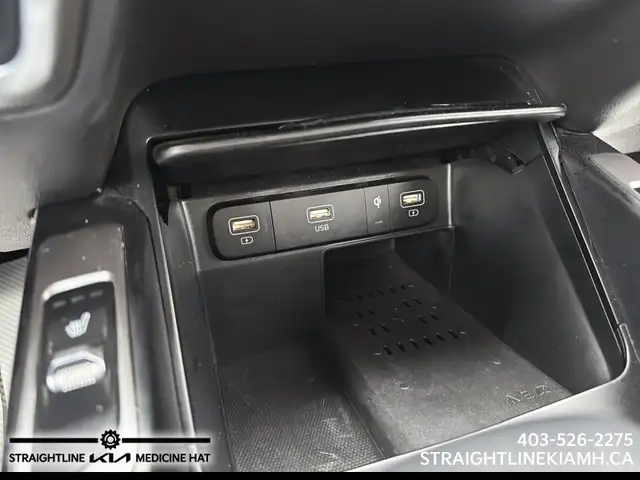 2021 Kia Sorento LX Premium 3-row comfort, spacious interior and - Photo 16