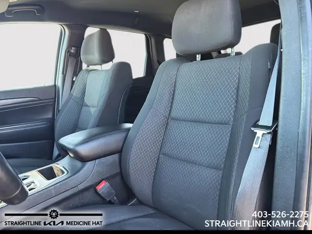 2021 Jeep Grand Cherokee Laredo spacious interior, confident sty - Photo 9