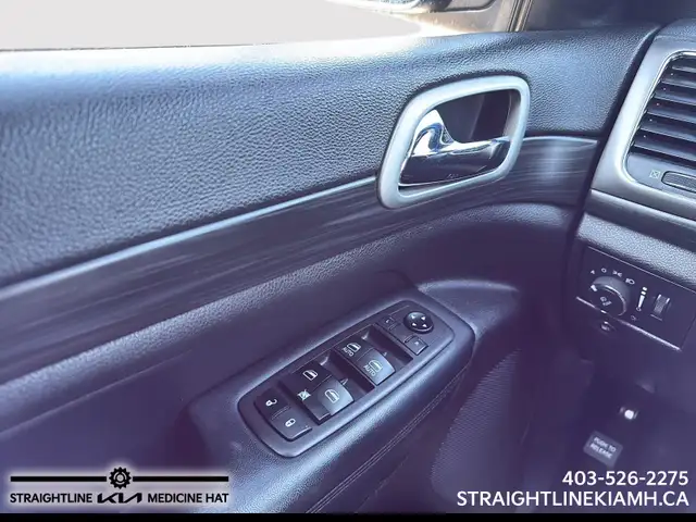 2021 Jeep Grand Cherokee Laredo spacious interior, confident sty - Photo 11