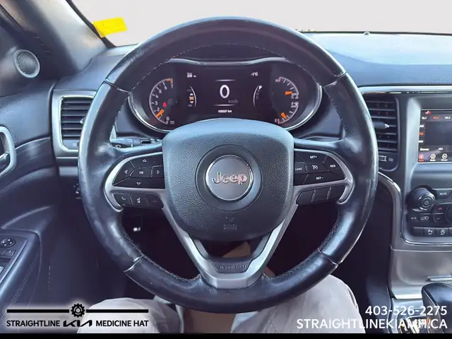 2021 Jeep Grand Cherokee Laredo spacious interior, confident sty - Photo 12