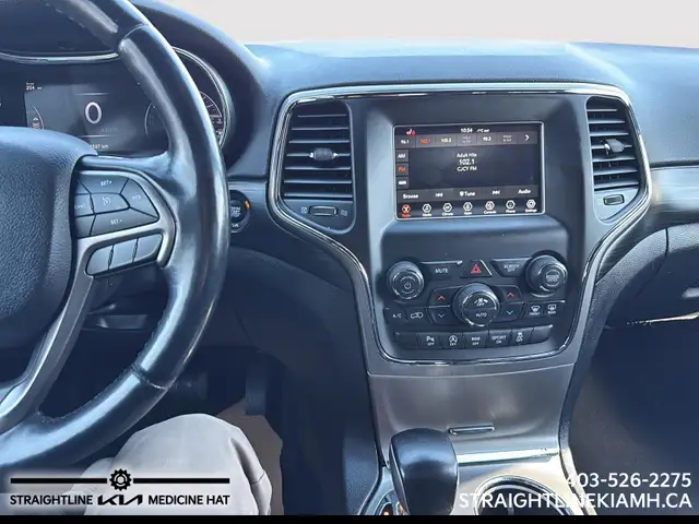 2021 Jeep Grand Cherokee Laredo spacious interior, confident sty - Photo 14
