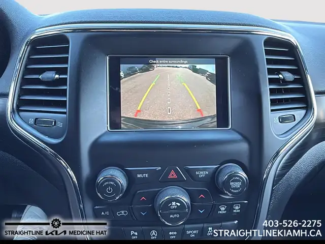 2021 Jeep Grand Cherokee Laredo spacious interior, confident sty - Photo 17