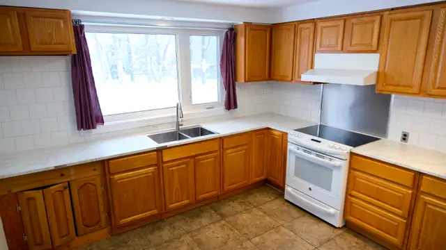 Charming 3-Bedroom Bungalow for Rent in Charleswood - Photo 3