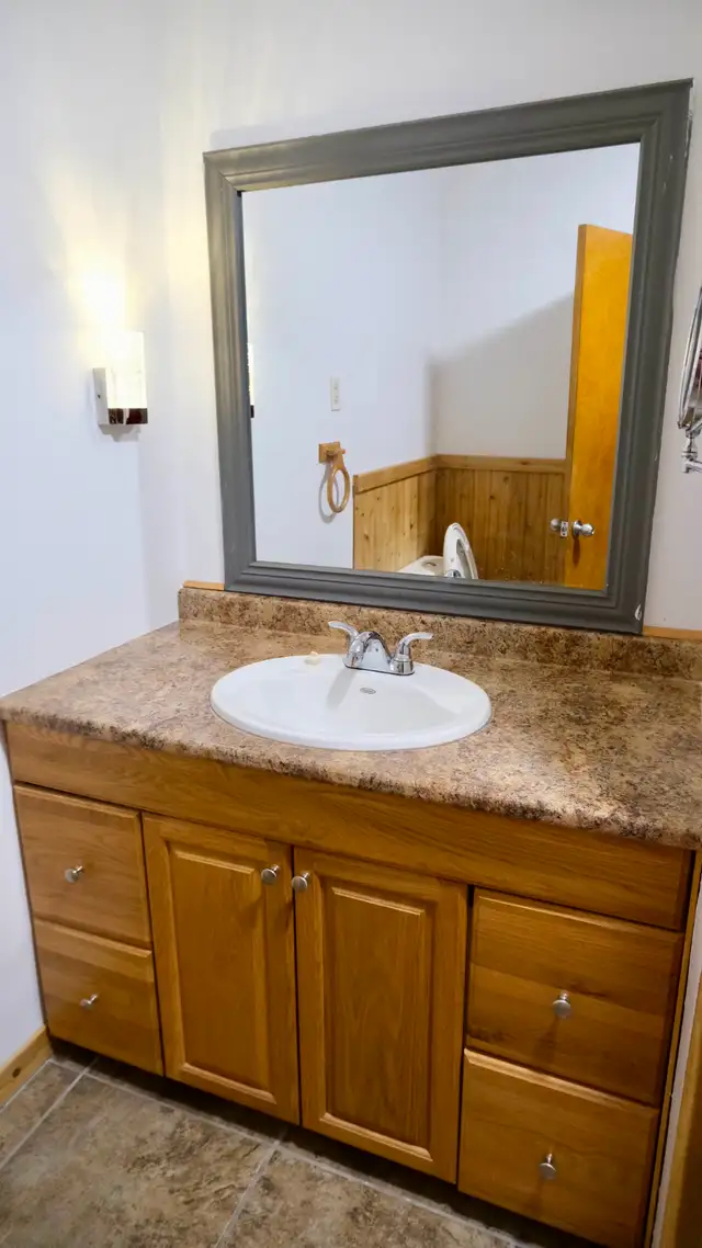 Charming 3-Bedroom Bungalow for Rent in Charleswood - Photo 8