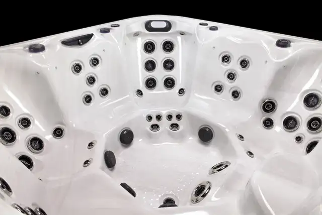 8 MAN HOT TUB 4 PUMPS LOTS OF JETS AND THERPAY - Photo 2