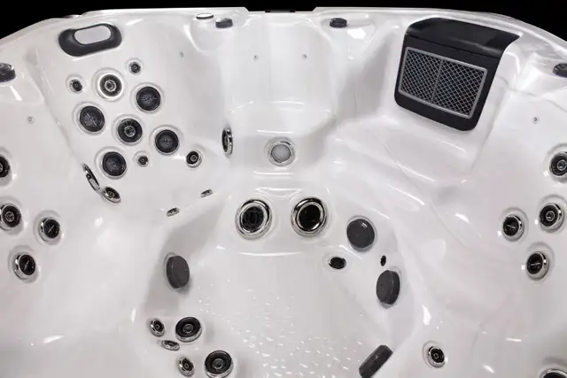 8 MAN HOT TUB 4 PUMPS LOTS OF JETS AND THERPAY - Photo 5
