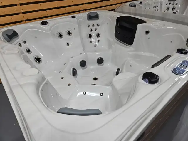 OPEN SEATING HOT TUB PERFECT FOR 6 - Photo 2