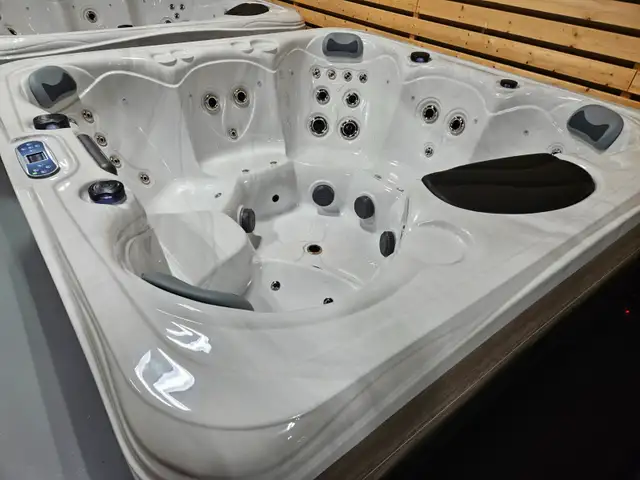 OPEN SEATING HOT TUB PERFECT FOR 6 - Photo 3