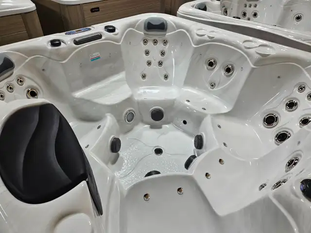 OPEN SEATING HOT TUB PERFECT FOR 6 - Photo 4