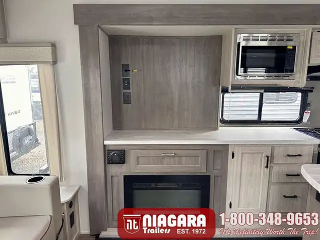 2025 COACHMEN CATALINA 313RLTS - Photo 9