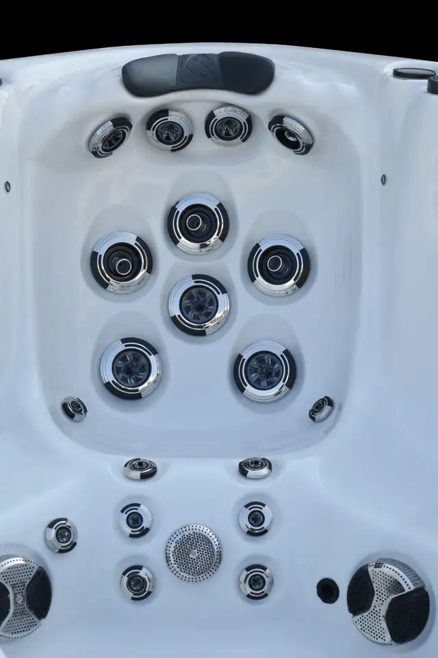 AN OVERALL PERFECT HOT TUB DESIGN. - Photo 3