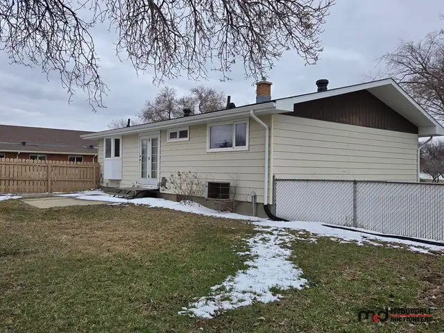 Online Auction: House To Be Removed - Regina, SK - Photo 6