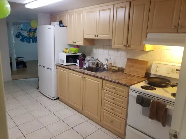 Walkout bright basement apartment for rent, best area of Scarbor - Photo 4