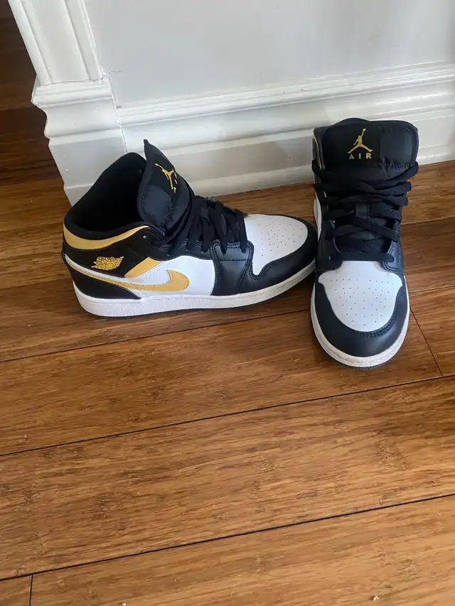 Nike Air Jordan 1 Mid Black/White/Gold – Youth Size 6Y - Photo 2