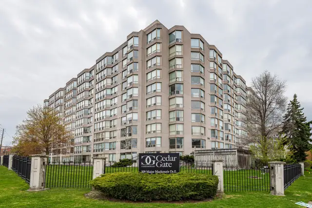 Bright & Spacious 1 1 Bed, 1.5 Bath Condo-Central Richmond Hill