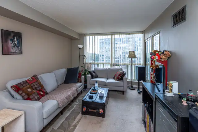 Bright & Spacious 1 1 Bed, 1.5 Bath Condo-Central Richmond Hill - Photo 3