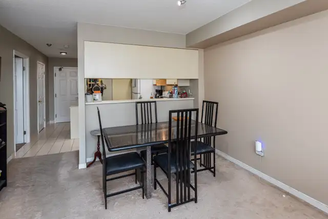 Bright & Spacious 1 1 Bed, 1.5 Bath Condo-Central Richmond Hill - Photo 4