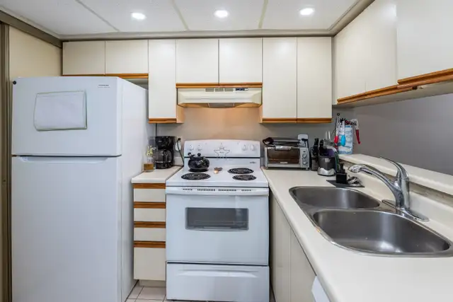Bright & Spacious 1 1 Bed, 1.5 Bath Condo-Central Richmond Hill - Photo 5