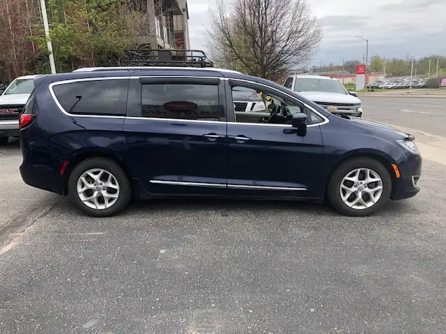2017 Chrysler Pacifica Touring-L Plus no accidents loaded - Photo 5