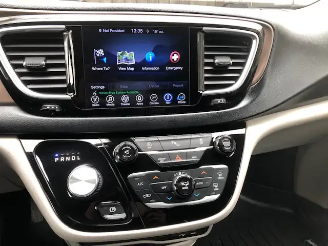2017 Chrysler Pacifica Touring-L Plus no accidents loaded - Photo 10