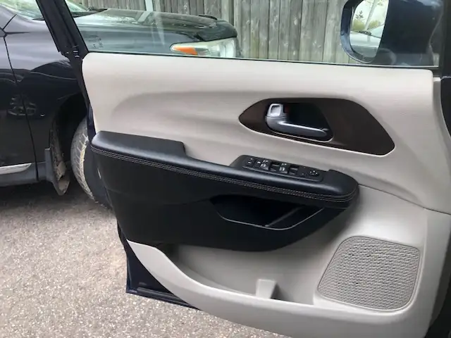 2017 Chrysler Pacifica Touring-L Plus no accidents loaded - Photo 17