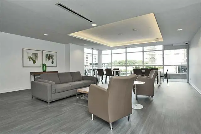 Luxury clean furnished condo in Burlington for rent - Photo 8