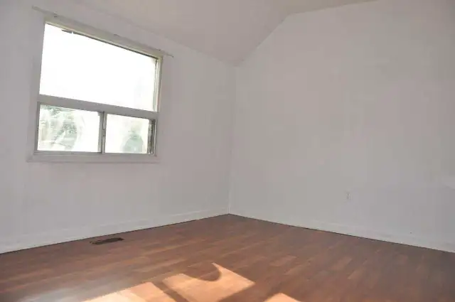 Room for rent . downtown Toronto best location - Photo 2