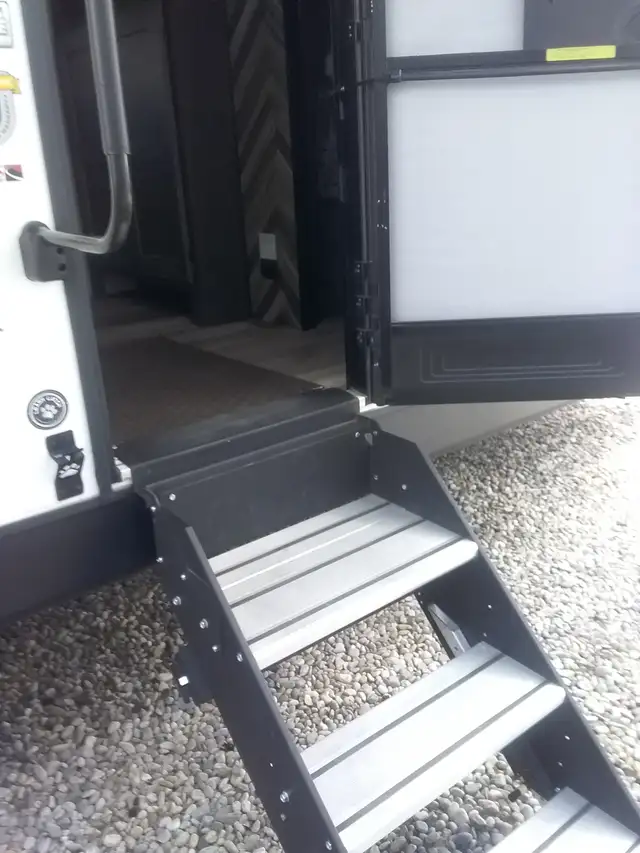 Beautiful travel trailer - Photo 9