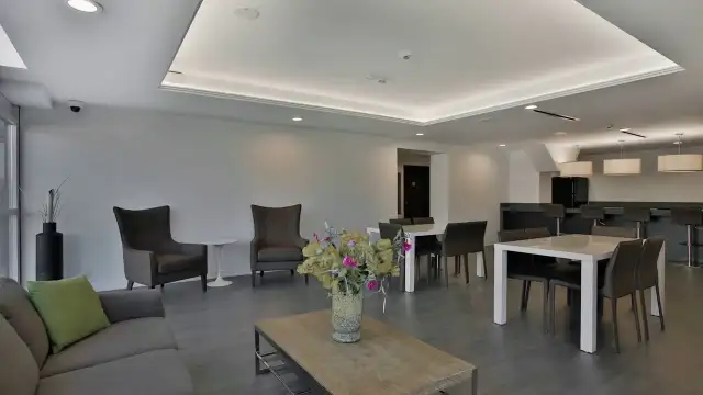 Luxury clean furnished condo for rent available in Burlington - Photo 10