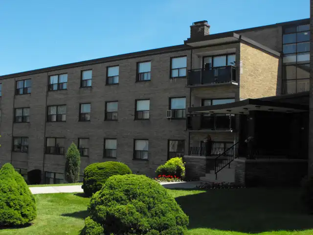 Quiet Renovated Building close to TTC, Bloor West Village - Photo 3