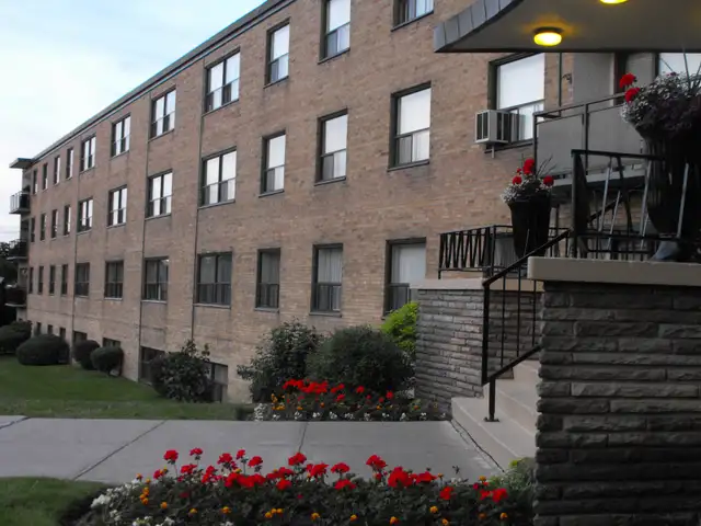 Quiet Renovated Building close to TTC, Bloor West Village - Photo 4