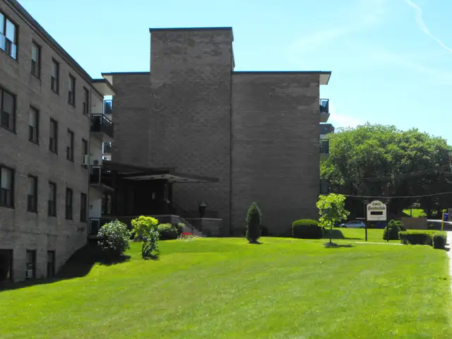 Quiet Renovated Building close to TTC, Bloor West Village - Photo 5
