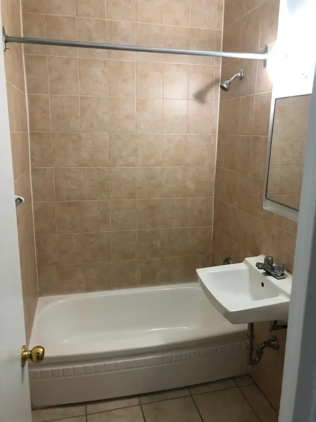 Quiet Renovated Building close to TTC, Bloor West Village - Photo 8