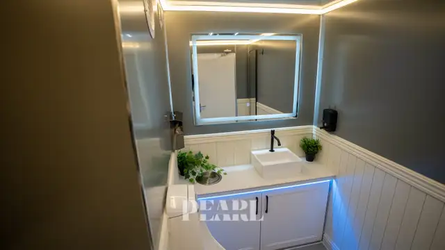 luxury washroom rentals - Photo 2