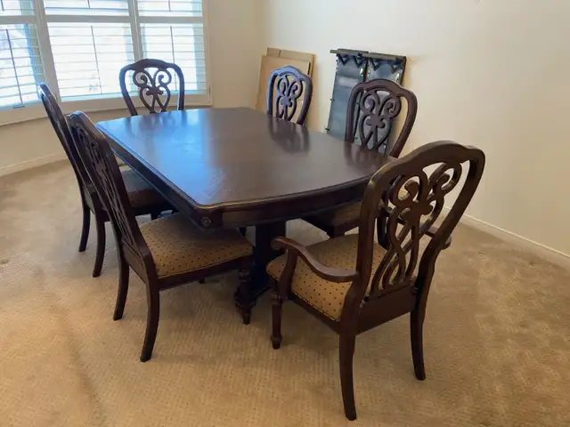 Dining Room Set/ Table/ 2 Leaf Inserts/ 6 Chairs / Hutch Buffet