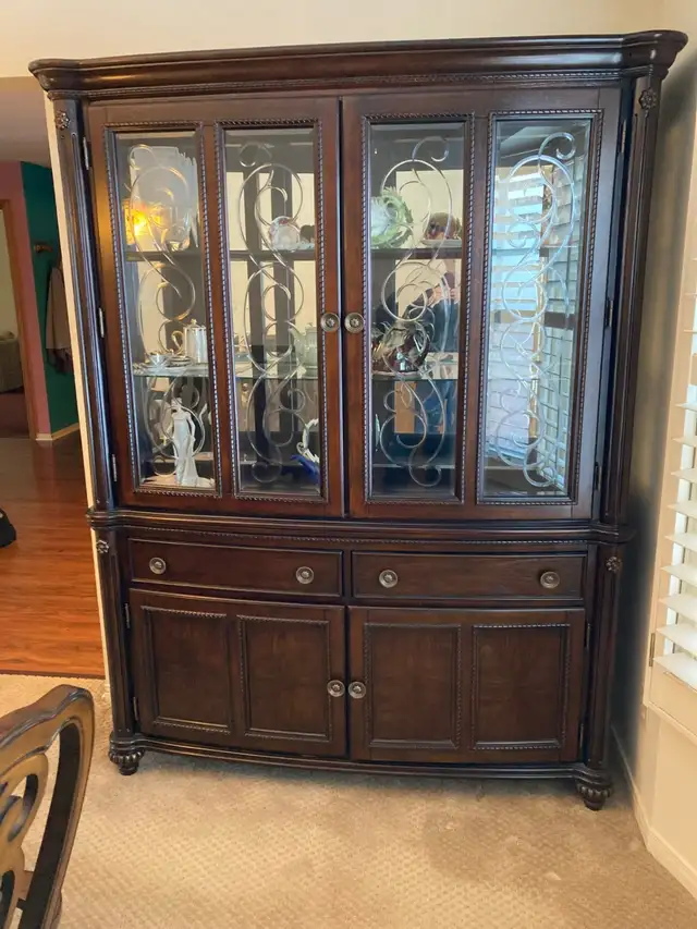 Dining Room Set/ Table/ 2 Leaf Inserts/ 6 Chairs / Hutch Buffet - Photo 2