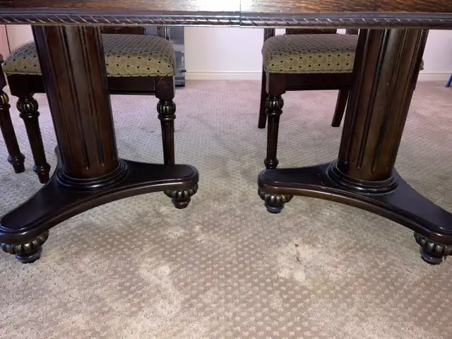 Dining Room Set/ Table/ 2 Leaf Inserts/ 6 Chairs / Hutch Buffet - Photo 3