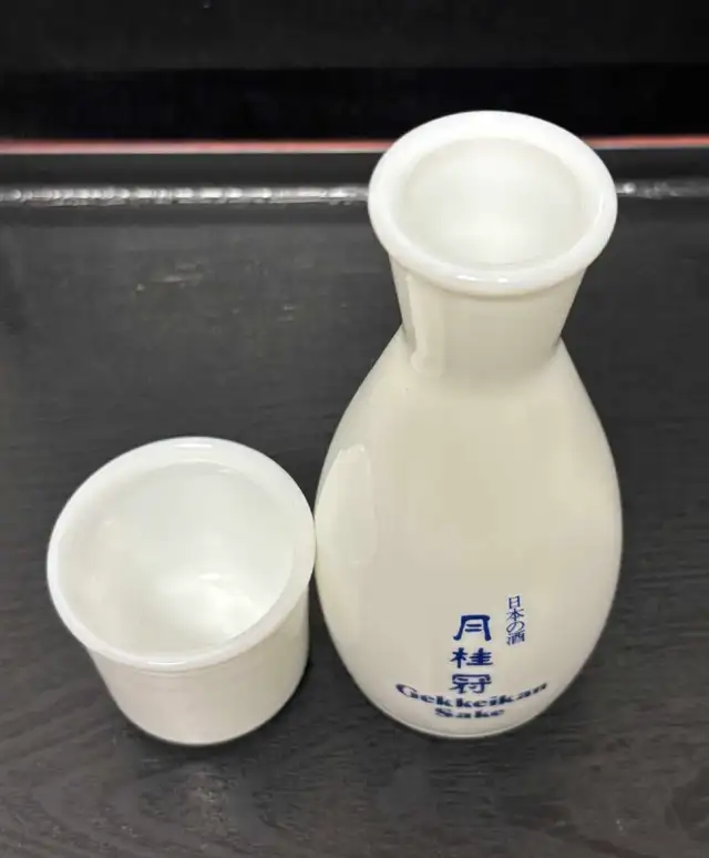 Vintage Gekkeikan Japanese 5' Sake Bottle & Cup - Photo 7