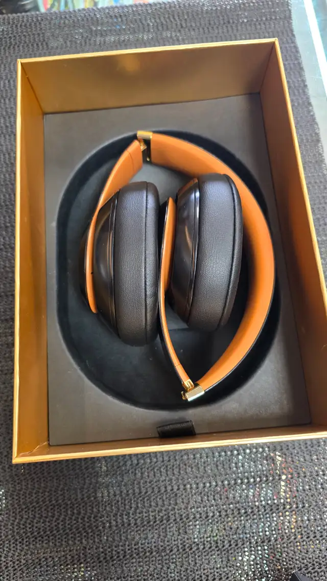 Beats Studio3 Wireless Over-Ear Noise Cancelling Bluetooth - Photo 2