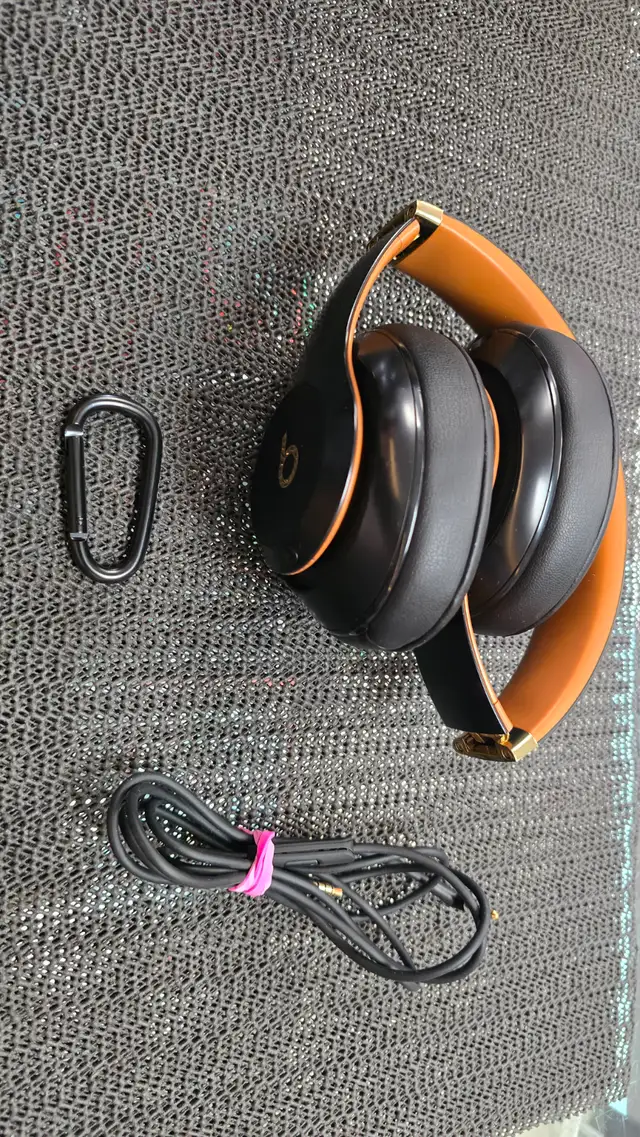 Beats Studio3 Wireless Over-Ear Noise Cancelling Bluetooth - Photo 4