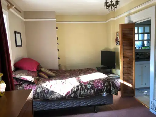 $1700  One bed room   den (character mansion suite) - Photo 9