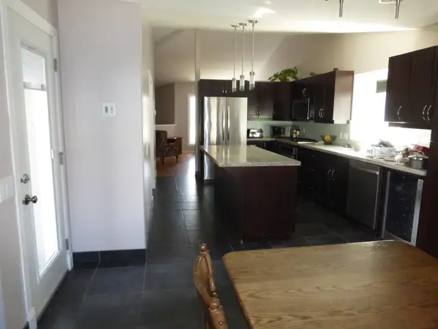 Spacious Basement Apartment & Shared Access Beautiful Kitchen! - Photo 8